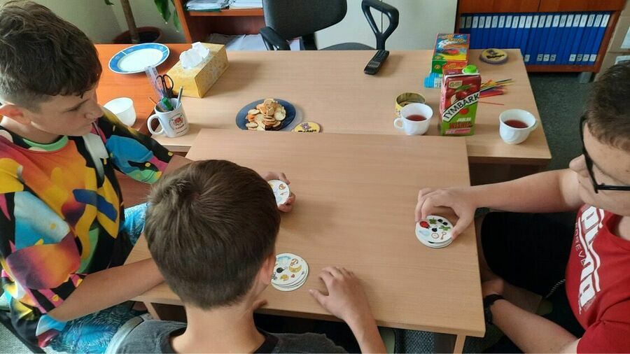 
                                                    Dzieci podczas zajęć 