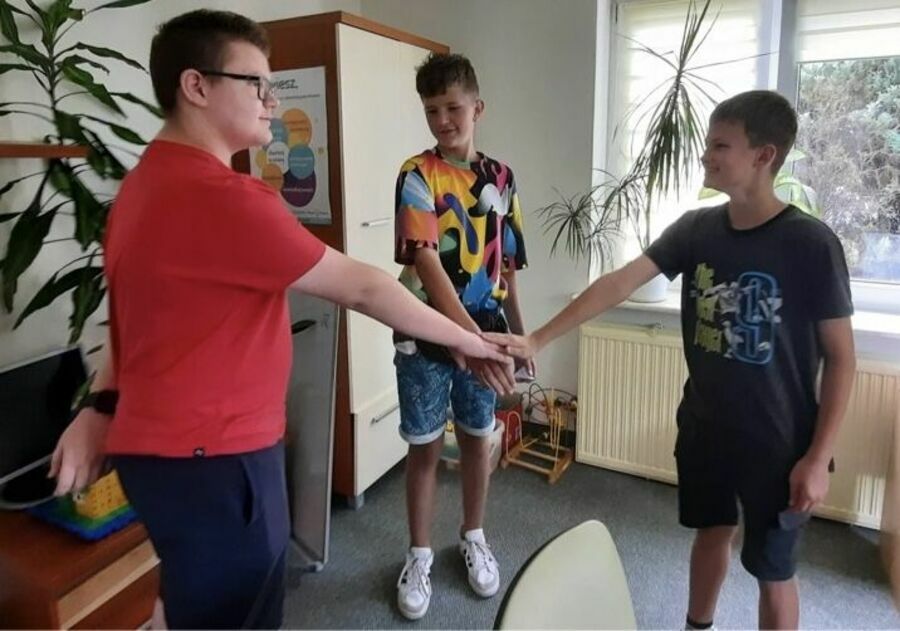 
                                                    Dzieci podczas zajęć 