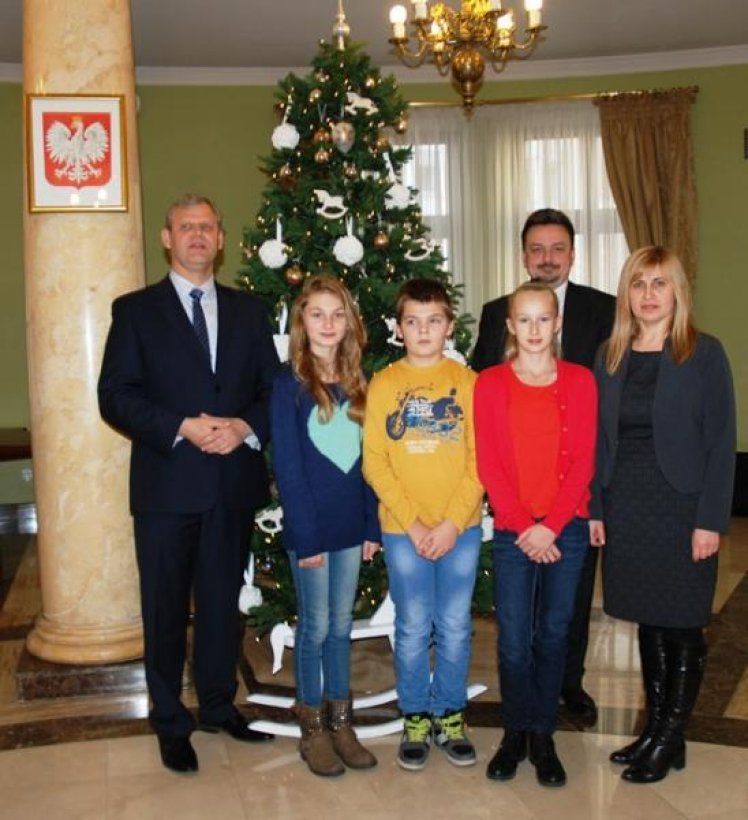 Grupa uczestników spotkania pozuje do zdjęcia