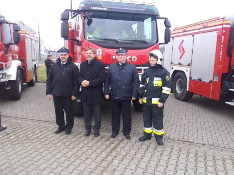 Przekazanie samochodów ratowniczo-gaśniczych strażakom ochotnikom.