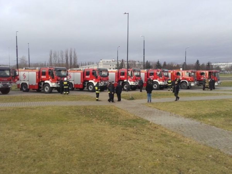 Przekazanie samochodów ratowniczo-gaśniczych strażakom ochotnikom.