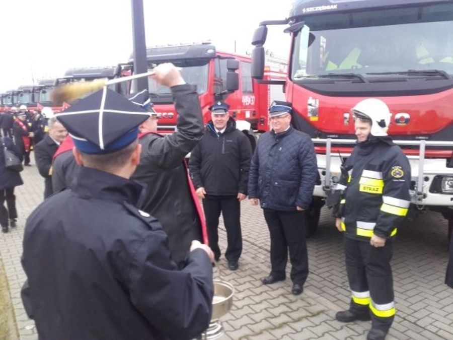 Przekazanie samochodów ratowniczo-gaśniczych strażakom ochotnikom.