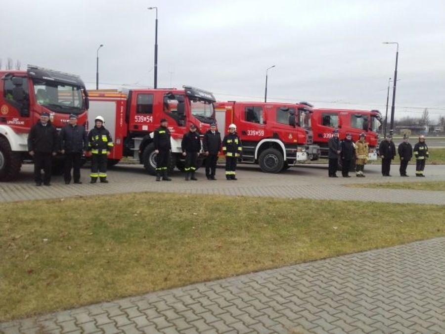 Przekazanie samochodów ratowniczo-gaśniczych strażakom ochotnikom.