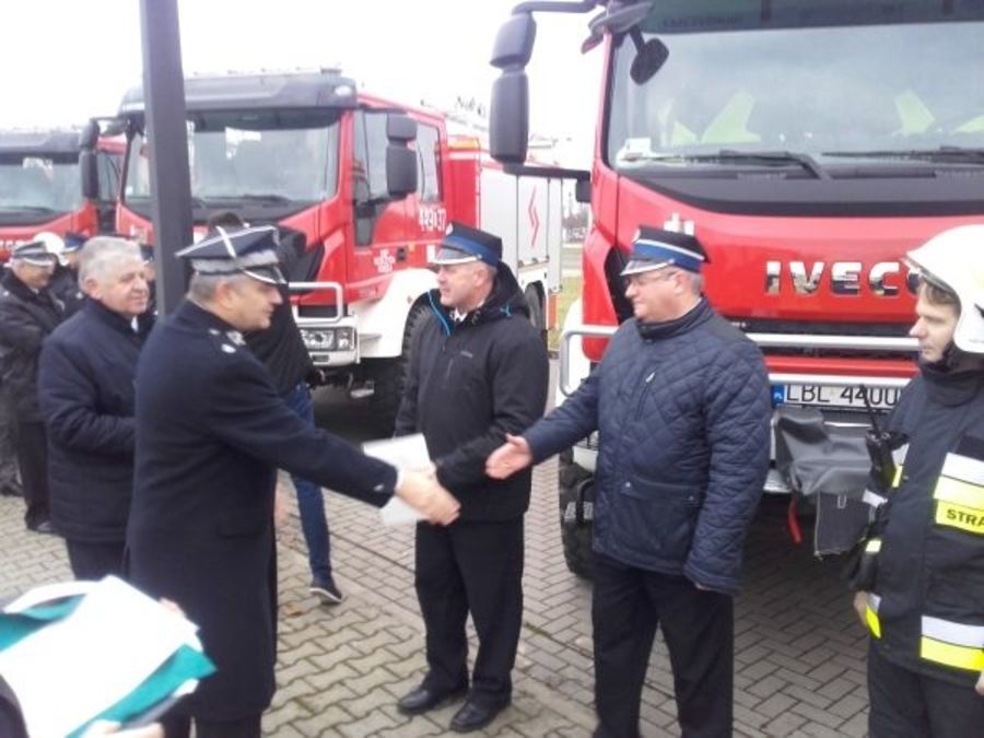 Przekazanie samochodów ratowniczo-gaśniczych strażakom ochotnikom.
