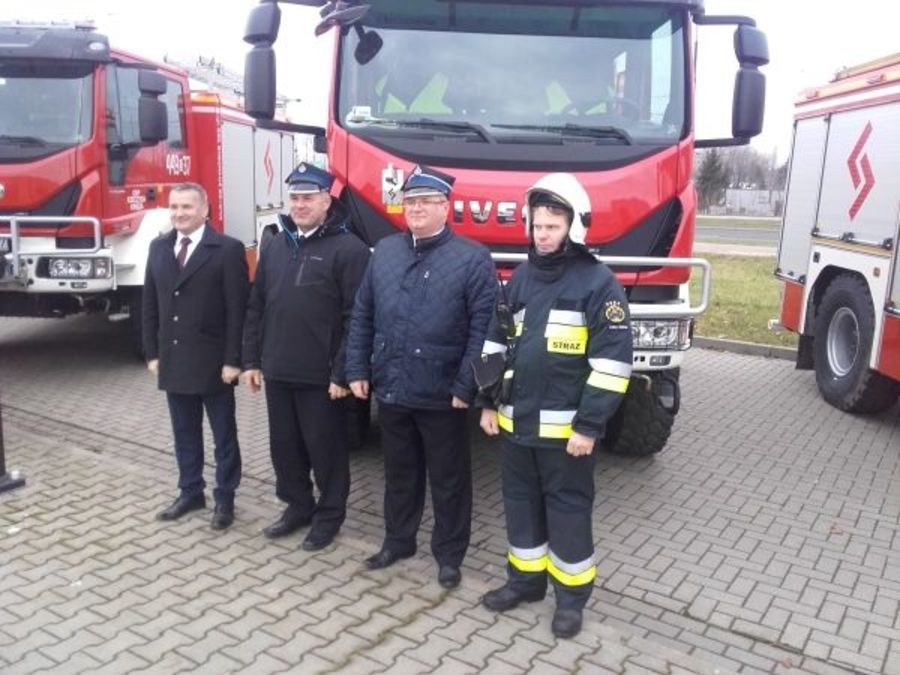 Przekazanie samochodów ratowniczo-gaśniczych strażakom ochotnikom.