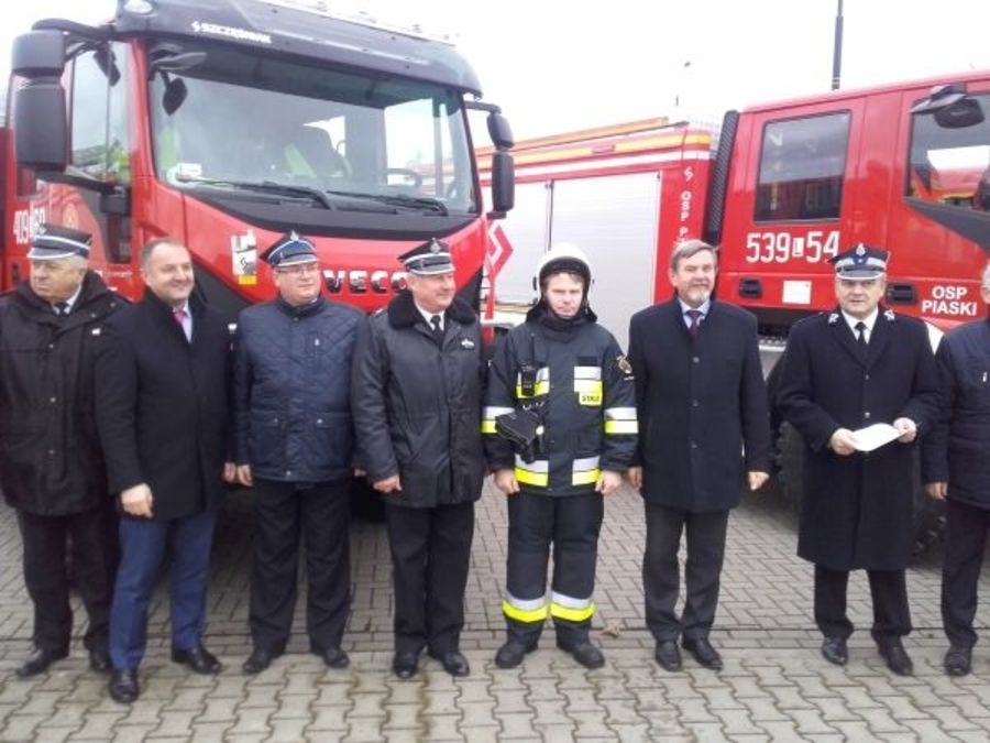 Przekazanie samochodów ratowniczo-gaśniczych strażakom ochotnikom.