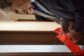 Na zdjęciu Starosta Lubelski przecina wstęgę przed pokojem nowo otwartej filii
