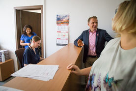 Na zdjęciu znajduje się zastępca wójta Henryk Smolarz, Jolanta Kais - Naczelnik Wydziału Organizacyj