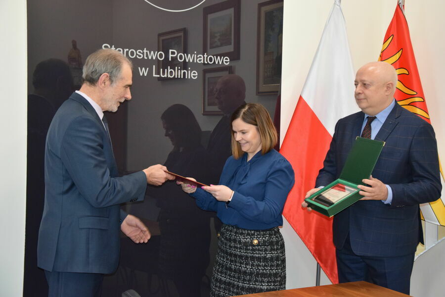                                                      Zarząd Fundacji na rzecz seniorów BONUM VITAE nagrodził Powiat Lubelski.                                                 