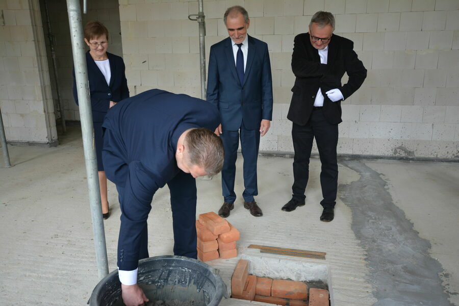 
                                                    wmurowanie aktu erekcyjnego przez Ministra Edukacji i Nauki Przemysława Czarnka
                                                