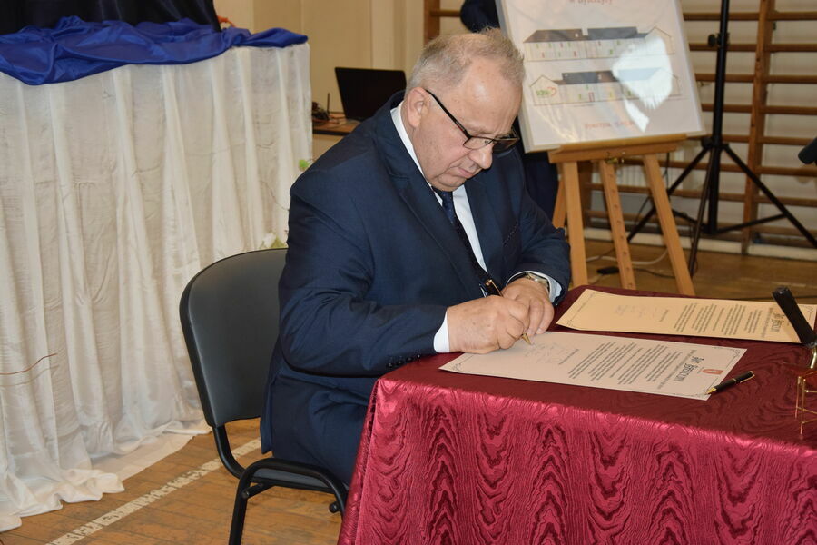 
                                                    podpisanie aktu erekcyjnego - Przewodniczący Rady Powiatu w Lublinie Krzysztof Chmielik
                                                