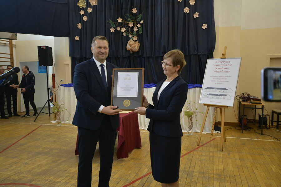 
                                                    wręczenie dyplomu za zasługi dla dyrektora SOSW w Bystrzycy Bożeny Filipek
                                                