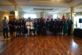 Zdjęcie grupowe odznaczonych i organizatorów