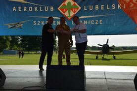 Uścisk dłoni na scenie trzech osób