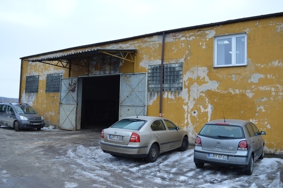 
                                                    Samochody przy budynku
                                                