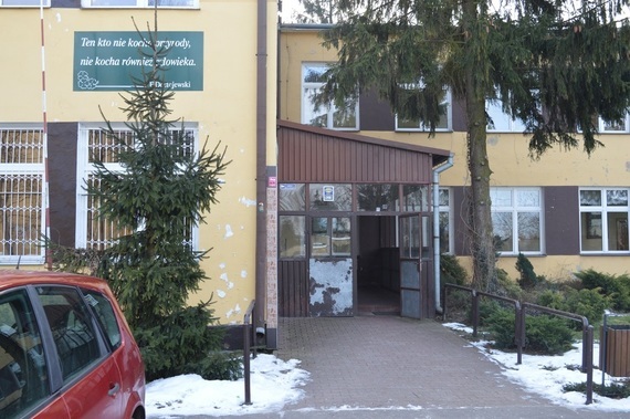 
                                                    Samochód przy szkole
                                                