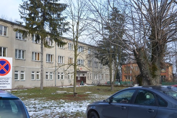
                                                    Samochody przy budynku
                                                