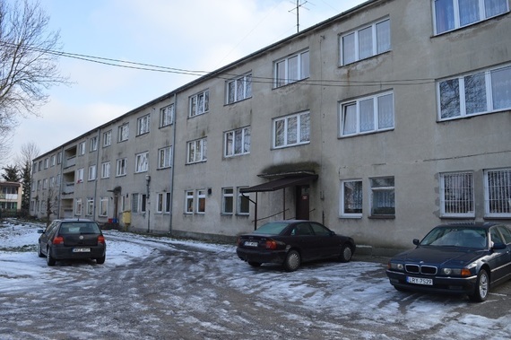 
                                                    Samochody przy budynku
                                                
