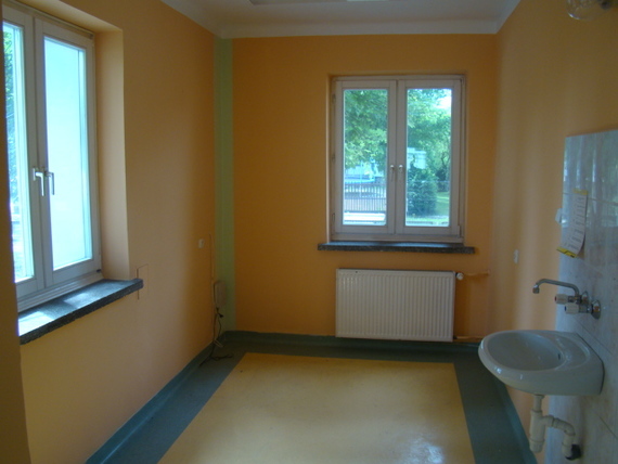 
                                                    Pomieszczenie z umywalką przy ścianie
                                                