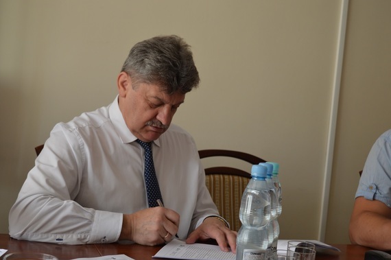
                                                    Ludzie podpisujący dokumenty
                                                