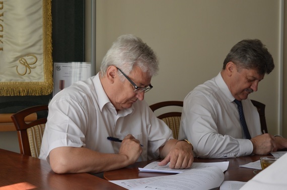 
                                                    Ludzie podpisujący dokumenty
                                                