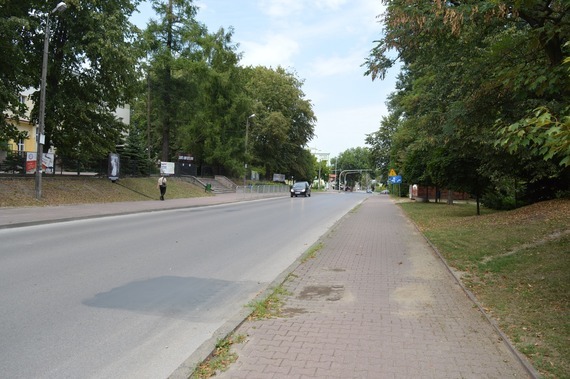 
                                                    Nadjeżdżający samochód na ulicy
                                                