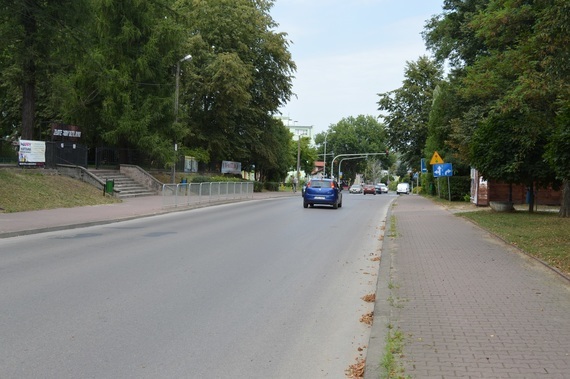 
                                                    Samochody jadące po ulicy
                                                