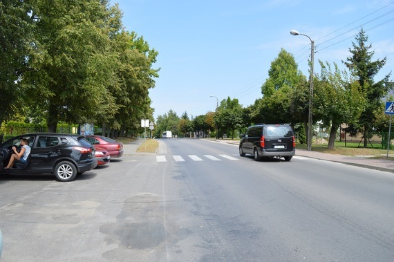 
                                                    Samochody na parkingu i ulicy
                                                