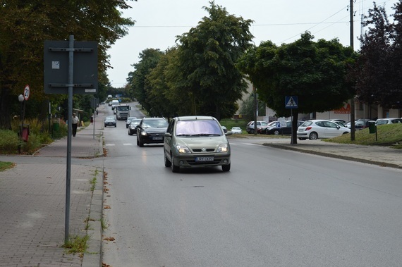 
                                                    Nadjeżdżające samochody na ulicy
                                                