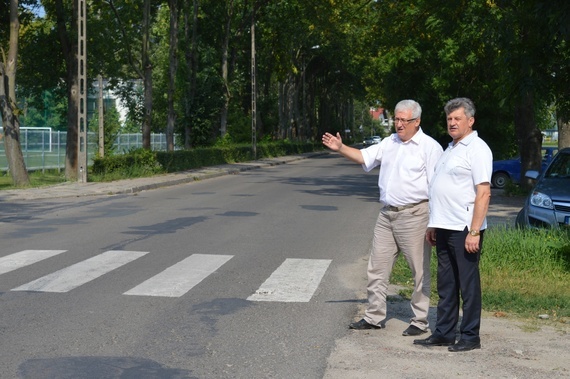 
                                                    2 osoby przy przejściu dla pieszych
                                                