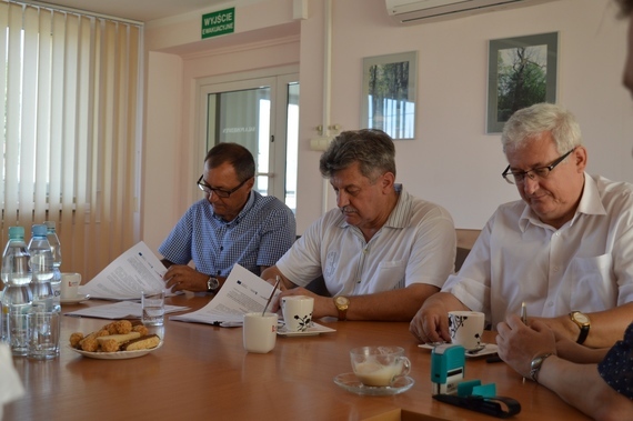 
                                                    Grupa osób podpisujących dokumenty
                                                