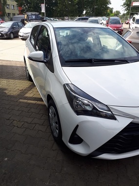 
                                                    Biała toyota 
                                                