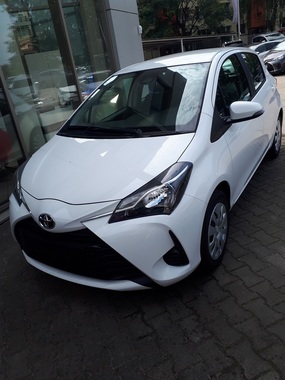 
                                                    Biała toyota 
                                                