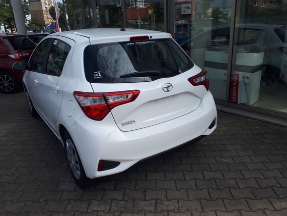 
                                                    Biała toyota 
                                                