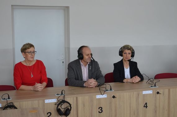 
                                                    3 osoby siedzące przy biurku
                                                
