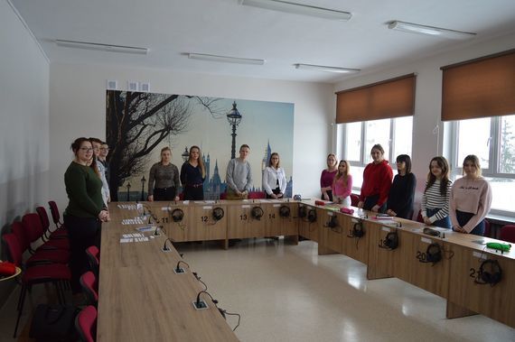 
                                                    Grupa osób pozujących do zdjęcia
                                                