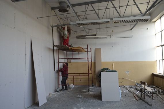 
                                                    3 osoby remontujące pomieszczenie
                                                