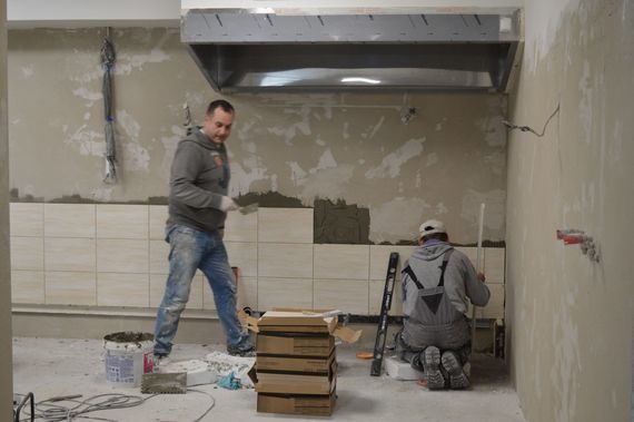 
                                                    2 osoby remontujące pomieszczenie
                                                