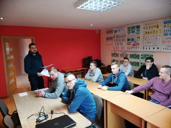 
                                                    Uczniowie siedzący w ławkach
                                                