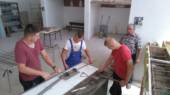 
                                                    Grupa osób gnących metal
                                                