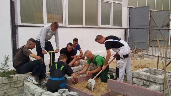 
                                                    Grupa osób ucząca się kłaść kostkę
                                                