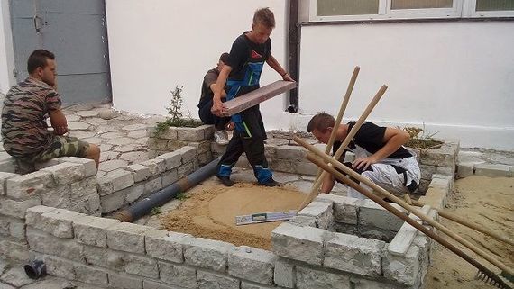 
                                                    Grupa osób ucząca się kłaść kostkę
                                                