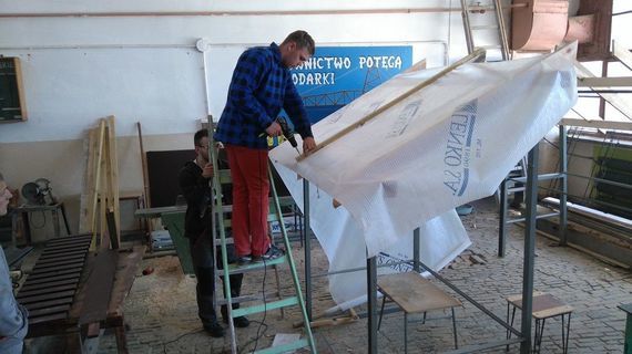 
                                                    Grupa osób ucząca się dekarstwa
                                                