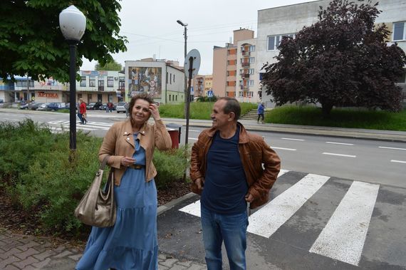 
                                                    2 osoby przy ulicy na tle samochodów
                                                