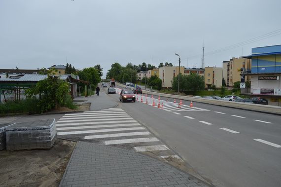 
                                                    Nadjeżdżające samochody przy przejściu dla pieszych
                                                