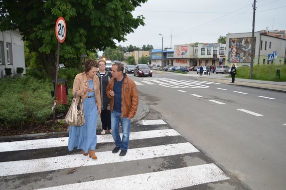 
                                                    Grupa osób na przejściu dla pieszych
                                                