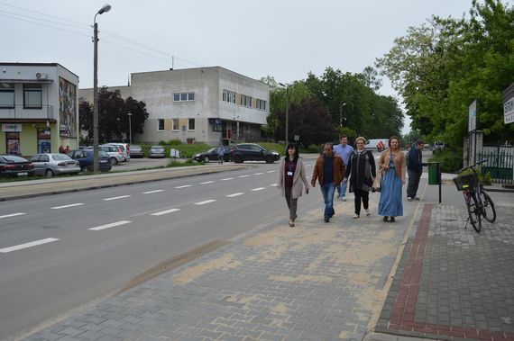 
                                                    Grupa osób idąca po nowym chodniku
                                                