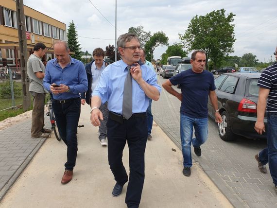 
                                                    Grupa osób idąca po chodniku
                                                