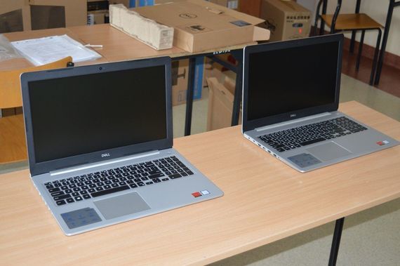 
                                                    2 laptopy na biurku
                                                