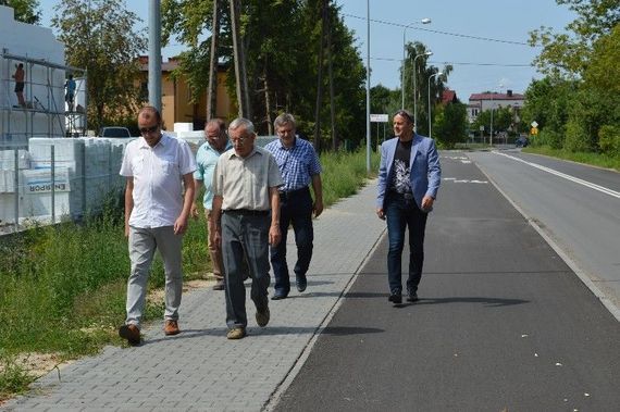 
                                                    Grupa osób idących po chodniku
                                                
